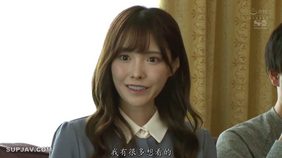 室内 · 坐姿 · 微笑 · 面部特写 · 中文字幕 · 谈话 · 蓝色连衣裙