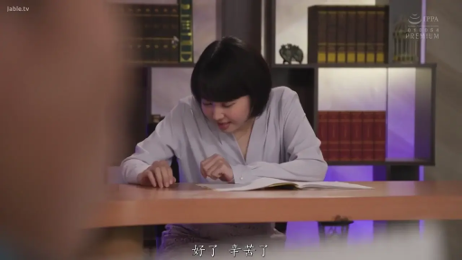 坐姿 · 专注 · 办公室 · 半身 · 襯衫 · 書架 · 短发 · 阅读