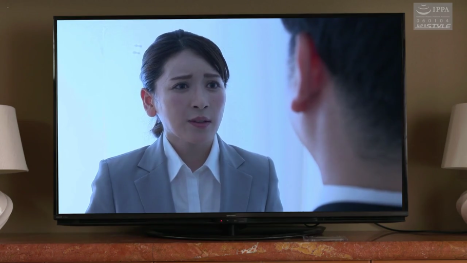 室内 · 深灰色职业西装