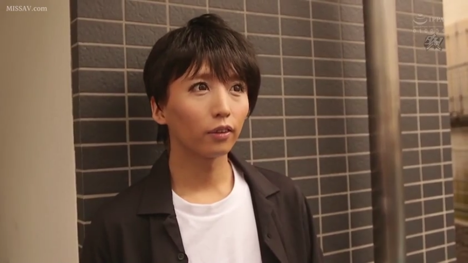 Casual wear · Medium close-up · Stare · 惊讶 · Stand against the wall · 伪娘 · 户外墙边