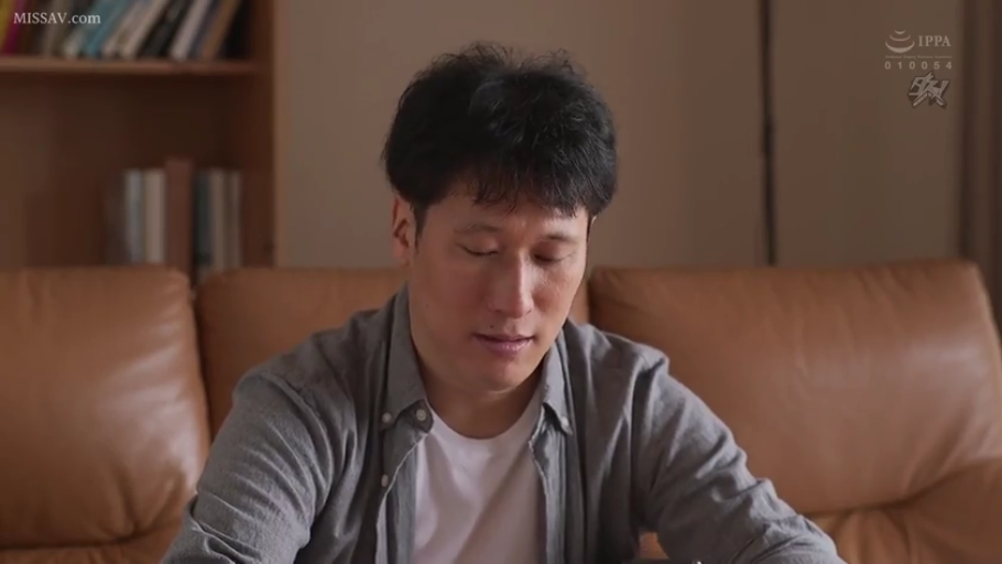 坐姿 · 沉思 · 平静 · 沙发 · 客厅 · 衬衫 · 近景 · 男性