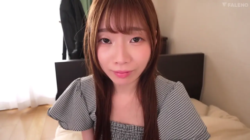 脸部 · 白衬衫 · 微笑 · 长发 · 书房 · 书架 · 侧坐 · 访谈