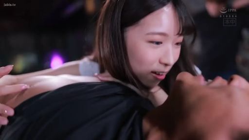 室内 · 面部 · 微笑 · 常服 · 互动 · 躺卧 · 景深