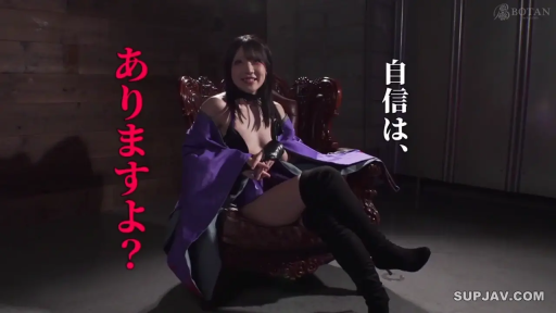 全身 · 微笑 · 面对镜头 · 室内摄影棚 · 紫色披肩 · 日文字幕 · 翘腿坐姿 · 欧式雕花椅