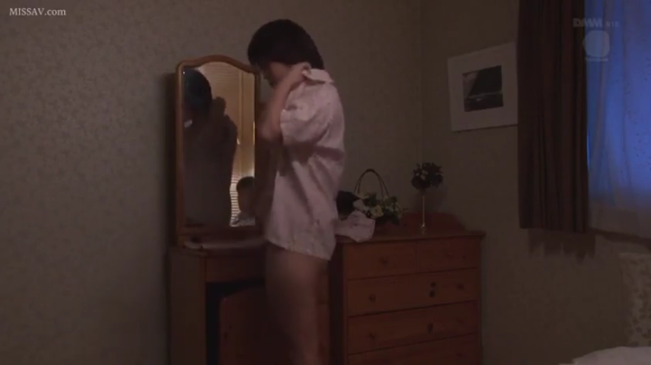 卧室 · 中景 · 站姿 · 衬衫 · 穿衣