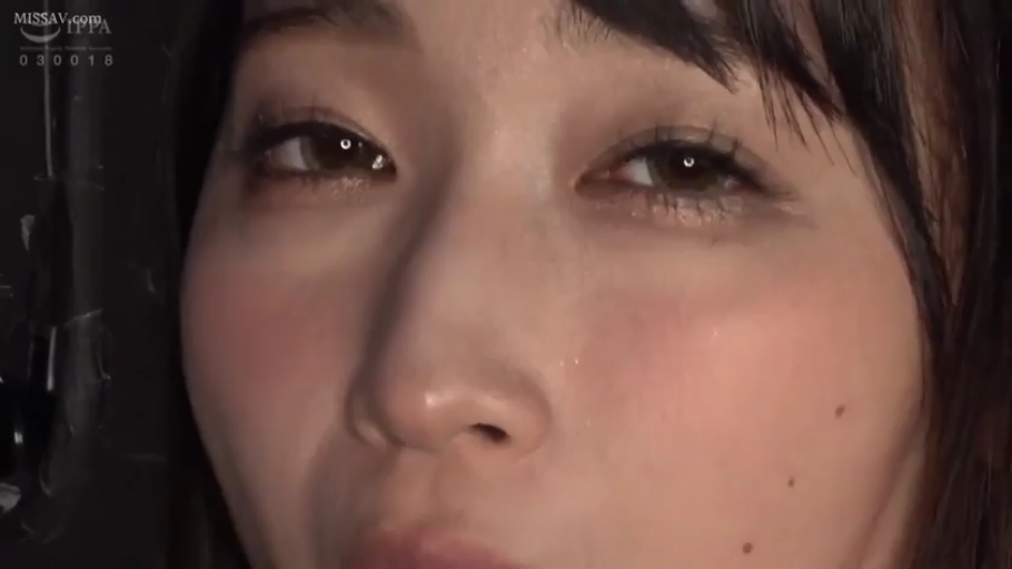 室内 · 脸部特写 · 注视镜头 · 正面 · AV剧照 · 眼神迷离