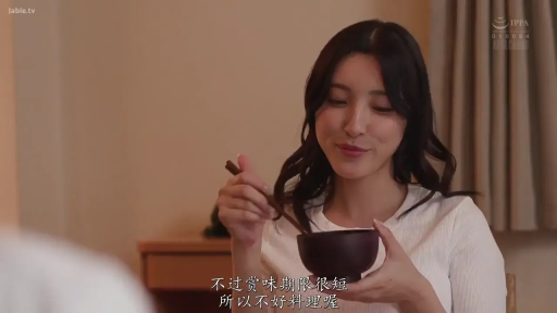 Indoor · Sitting Posture · Smile · Half-body · 长发 · Dining · 碗筷 · 白色修身上衣