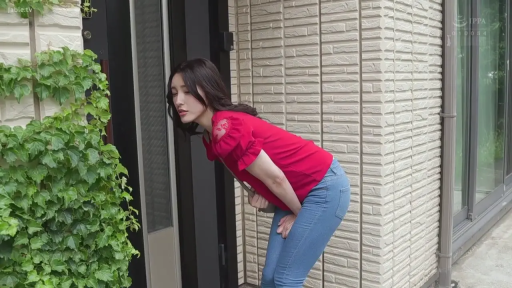 腰を曲げる · いいえ · 屋外 · 覗き · ショルダーバッグ · 淡定 · 住宅门口 · 蓝色牛仔裤