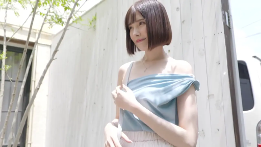 微笑 · 白色客车 · 户外 · 蓝色露肩装 · 清新 · 侧站 · 挎包行走