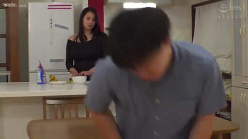 中景 · 站姿 · 注視 · キッチン · 平和 · 露肩装 · 冰箱