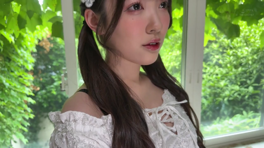 臉部特寫 · 白色蕾絲上衣 · 凝视 · 雙馬尾 · 温柔 · 窗边 · 发夹 · 侧身站立