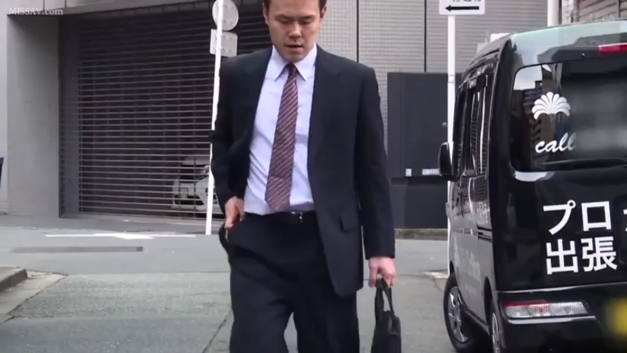 嚴肅 · 半身 · 手提包 · 街道 · 行走 · 户外 · 西裝 · 步行