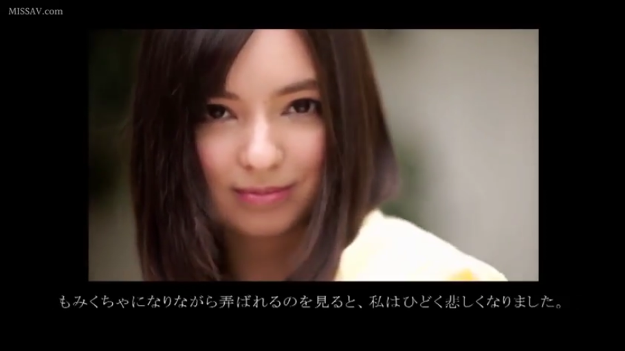 室内 · 脸部特写 · 微笑 · 中文字幕 · 注视镜头 · 正面 · 黄色上衣