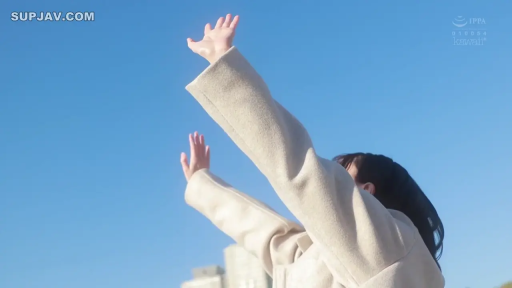 户外 · 举手 · 背影 · 大衣 · 仰望 · 蓝天