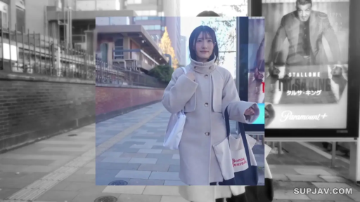 全身 · 站立 · 平靜 · 行走 · 淺色大衣 · 街头 · 手提袋 · 户外日常