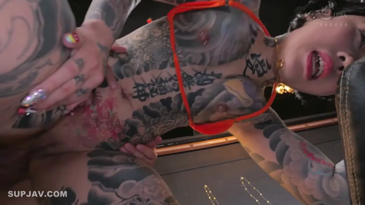 室内 · 仰卧 · 呻吟 · 张嘴 · 躯干特写 · 全身纹身 · 红色比基尼上衣