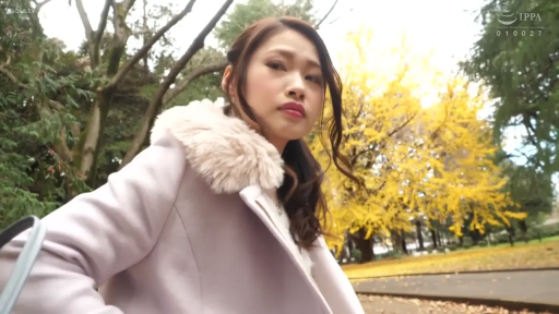 对视 · 挎包 · 秋景 · 公园 · 上身 · 冷艳 · 站立俯视 · 粉色毛领大衣