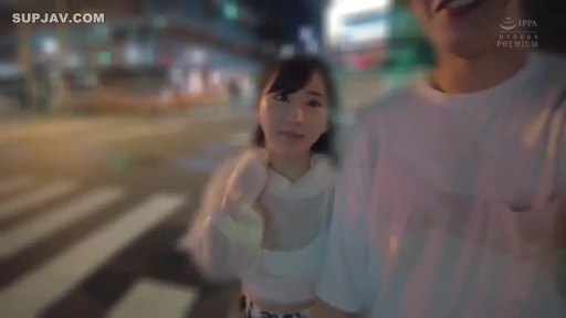 浴室 · 站姿 · 面部特写 · 花洒 · 平淡 · 水手服 · 学生 · 侧望