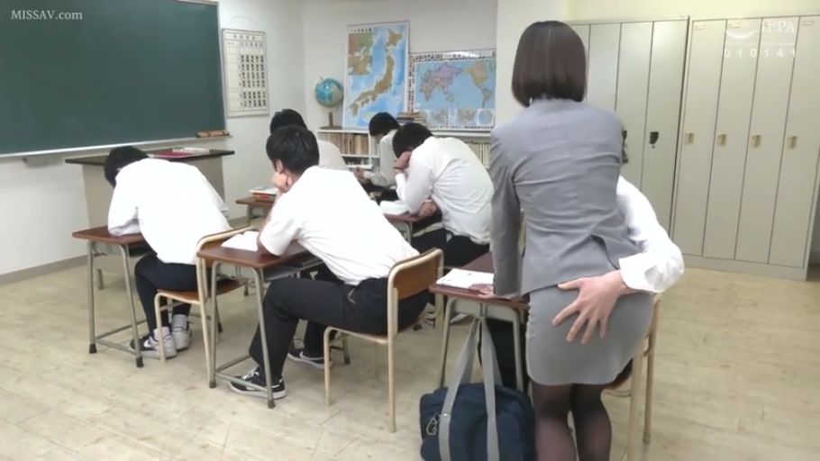 教室 · 全景 · 摸臀 · 俯身站立 · 职业装与学生制服