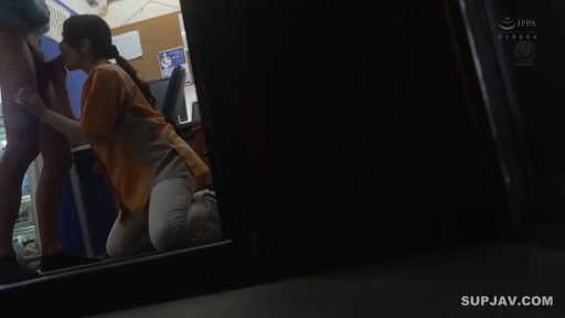 专注 · 办公室 · 口交 · 跪姿 · 工作服 · 偷拍视角 · 柜台