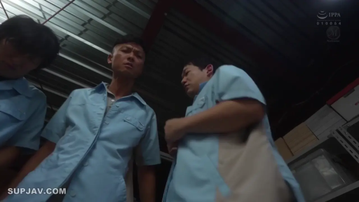 严肃 · 站立 · 中景 · 低角度 · 货架 · 仓库 · 俯视 · 蓝色工装