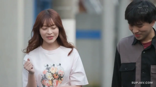 街道 · 走姿 · 开心 · 印花T恤 · 街拍 · 散步交谈