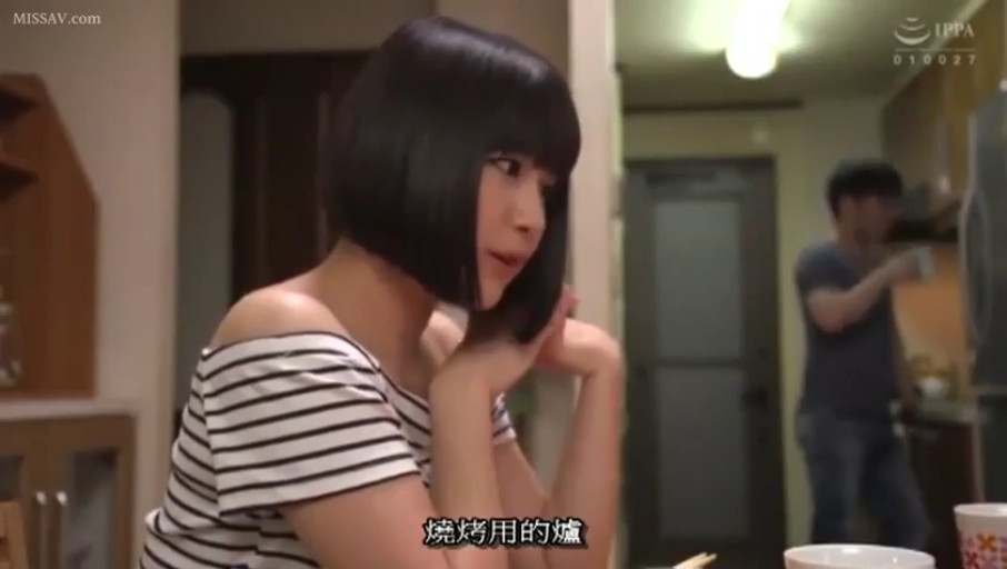 Sitting Posture · Medium shot · 自然 · 室内餐厅 · 餐具 · 倾听 · 齐耳短发 · 条纹露肩上衣