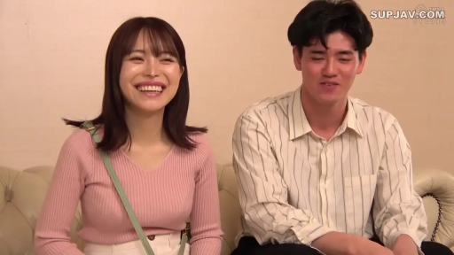 室内 · 坐姿 · 中景 · 沙发 · 访谈 · 开心 · 日常服装 · 欢笑