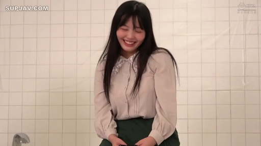 坐姿 · 浴室 · 微笑 · 静坐 · 上半身 · 日常 · 米色衬衫