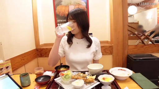 坐姿 · 自然 · 半身 · 长发 · 日式餐厅 · 玻璃杯 · 喝水 · 白色蕾丝袖上衣