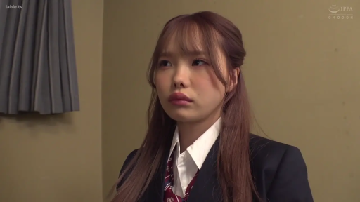 室内 · 座り姿勢 · 憂鬱 · 顔のクローズアップ · 凝視 · アジア人女性 · 西装校服