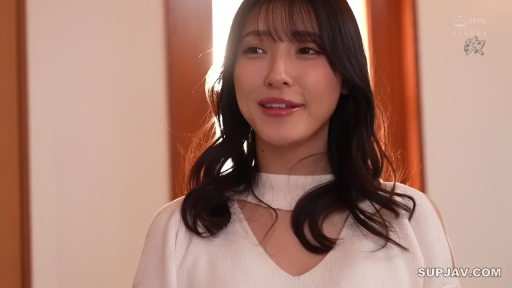 室内 · 站姿 · 微笑 · 顔のクローズアップ · 凝視 · 柔光 · 白色镂空针织衫