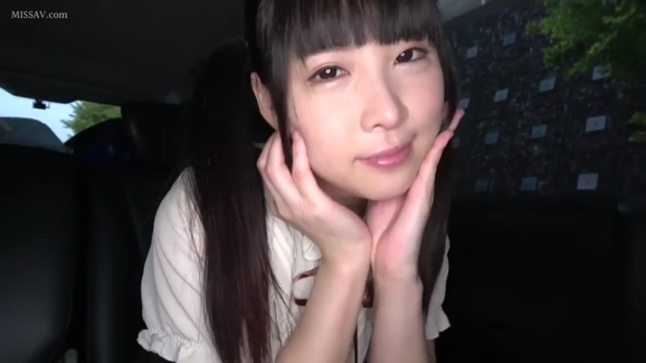 脸部特写 · 甜美 · 车内 · 双马尾 · 汽车座椅 · 凝视镜头 · 白色短袖衬衫 · 捧脸