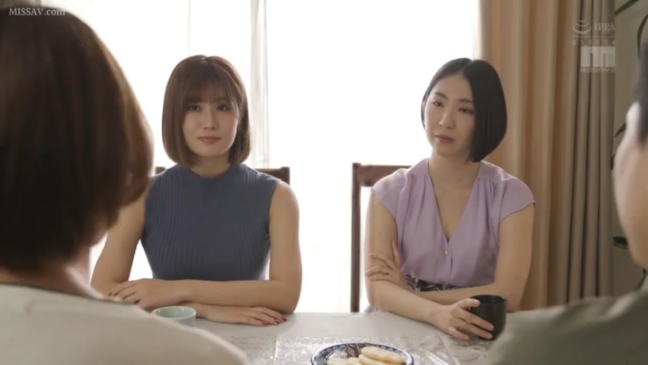 坐姿 · 交谈 · 严肃 · 中景 · 客厅 · 无袖针织衫 · 茶具 · 人妻