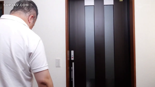 门前 · 站立 · 白色短袖 · 行走 · 开关 · 背影特写