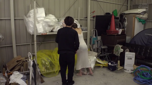 全景 · 货架 · 仓库 · 白色吊带裙 · 整理物品 · 背を向けて立つ