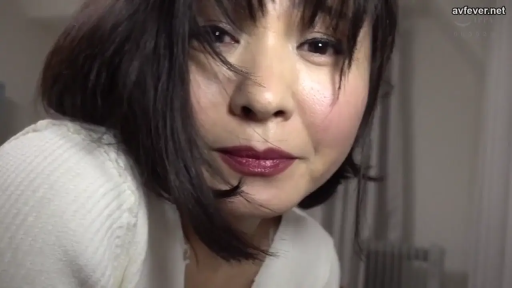 室內 · 俯身 · 脸部 · 自然 · 注视镜头 · 熟女 · 白色毛衣