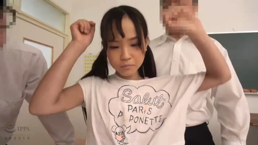 教室 · 委屈 · 中景 · 黑板 · 举手 · 白色T恤 · 日本AV · 掀起衣服