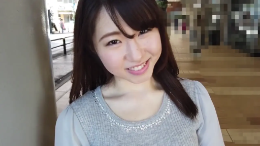 甜美 · 站立 · 摆拍 · 特写 · 清纯 · 户外街头 · 灰色珍珠上衣