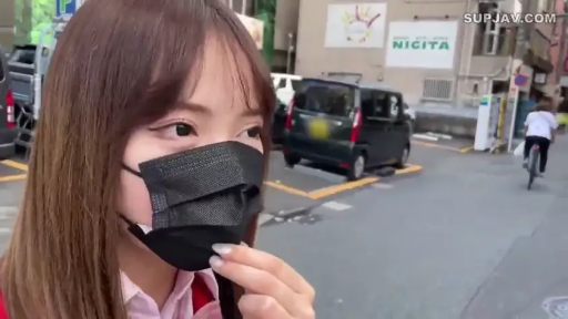 校服 · 脸部 · 站立 · 户外 · 口罩 · 街拍 · 整理口罩 · 眼神注视