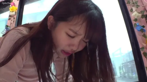 俯身 · 头部特写 · 粉色毛衣 · 巴士车厢 · 受虐哭泣 · 痛苦悲伤 · 仿真花