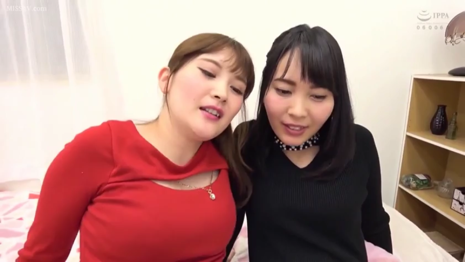 卧室 · 微笑 · 并排坐 · 注视 · 近景 · 双人 · 置物架 · 日常休闲装