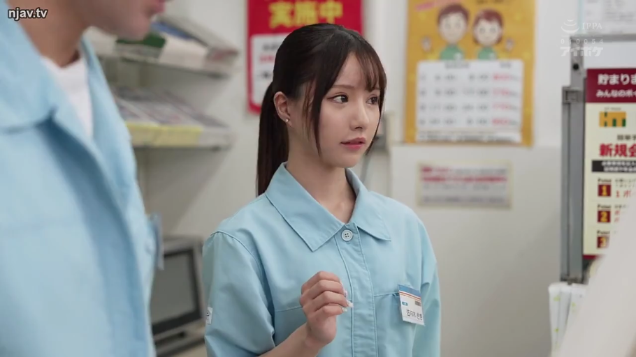 室内 · 专注 · 站立 · 面部特写 · 注视 · 便利店 · 便利店制服 · 工牌