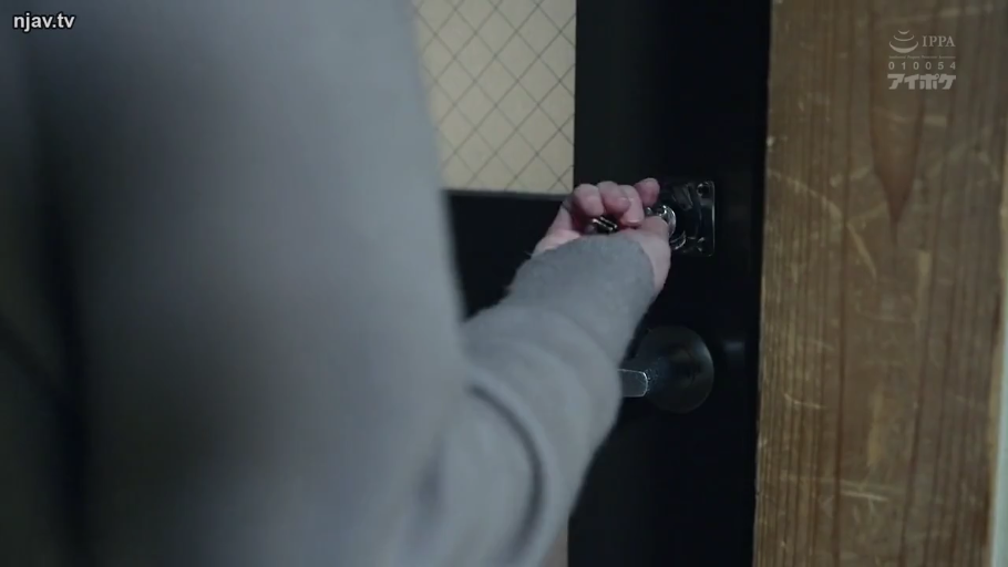 站立 · 灰色长袖 · 门口 · 手部特写 · 钥匙 · 开锁