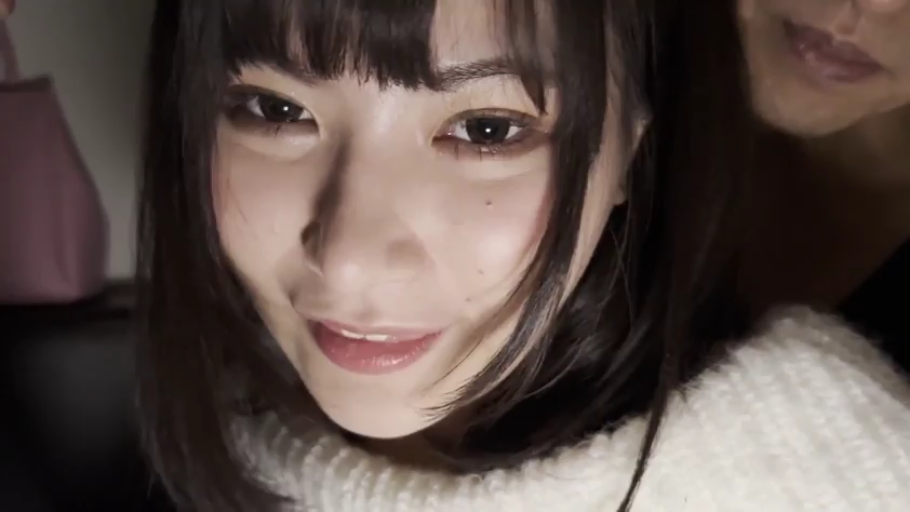 室内 · 脸部特写 · 微笑 · 面对镜头 · 对视 · 清纯 · 白色针织衫