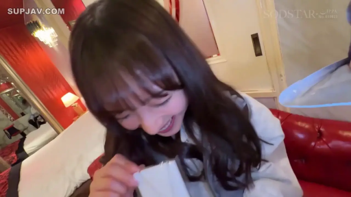 坐姿 · 面部 · 微笑 · 酒店房间 · 白色外套 · 拆封 · 白色纸袋