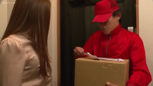 专注 · 角色扮演 · 站立 · 纸箱 · 门口 · 红色制服 · 递包裹