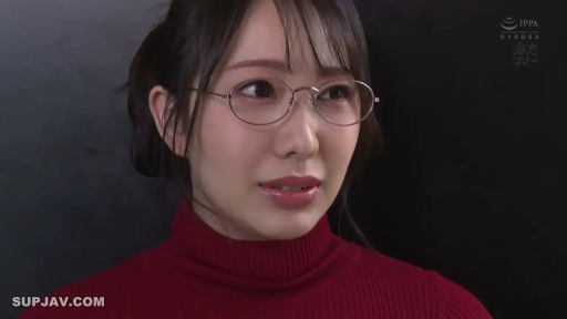 室内 · 委屈 · 眼镜 · 脸部特写 · 凝视 · 红色高领毛衣 · 正面 · 亚洲女性