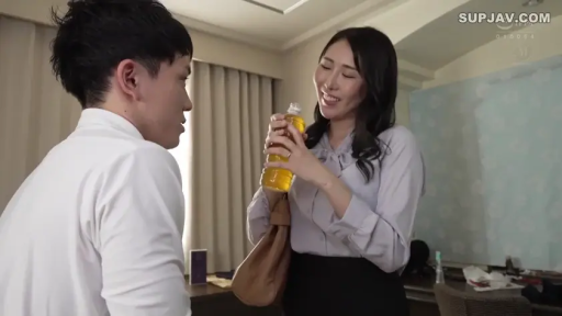 室內 · 站立 · 中景 · 微笑 · 職業裝 · 交流 · 職場 · 飲料瓶