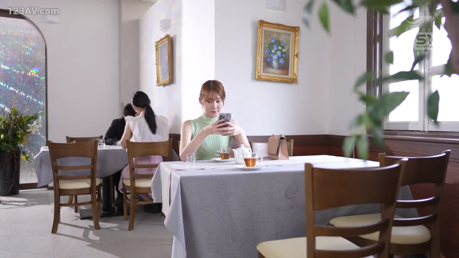 室内 · 忧郁 · 站立 · 头部特写 · 静止 · 米色无袖上衣 · 背景窗帘